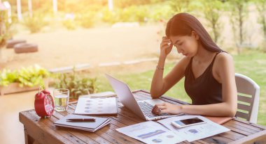 İş ekibi ofiste otururken dizüstü bilgisayarda çalışıyor. İş adamları.