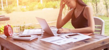 İş ekibi ofiste otururken dizüstü bilgisayarda çalışıyor. İş adamları.