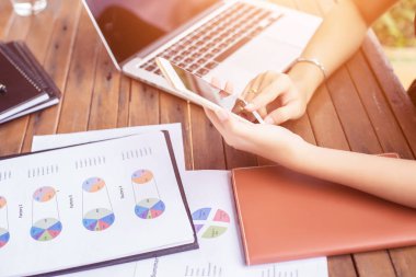 İş ekibi ofiste otururken dizüstü bilgisayarda çalışıyor. İş adamları.