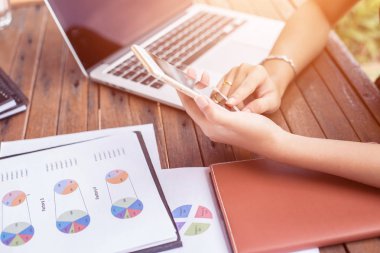 İş ekibi ofiste otururken dizüstü bilgisayarda çalışıyor. İş adamları.