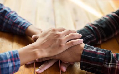 Gün batımında el ele tutuşan mutlu çift