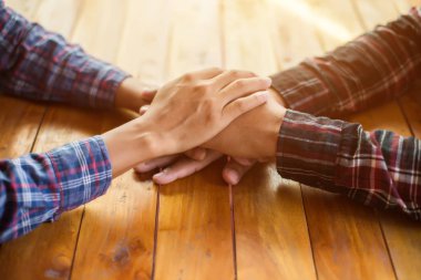 Gün batımında el ele tutuşan mutlu çift