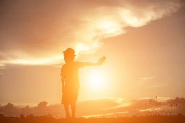 Çocuk siluet, çocuğun sevinç anlar. Doğa günbatımı