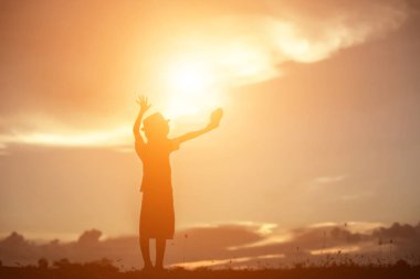 Çocuk siluet, çocuğun sevinç anlar. Doğa günbatımı