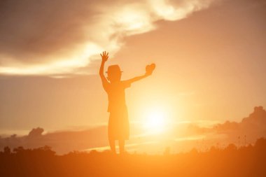 Çocuk siluet, çocuğun sevinç anlar. Doğa günbatımı