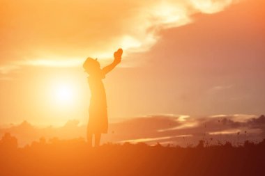 Çocuk siluet, çocuğun sevinç anlar. Doğa günbatımı