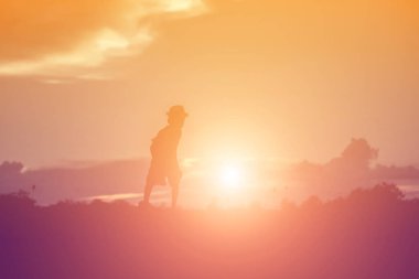 Çocuk siluet, çocuğun sevinç anlar. Doğa günbatımı