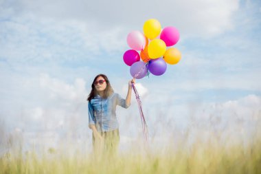 Güzel kız sahilde balonlarla atlama