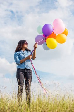 Güzel kız sahilde balonlarla atlama