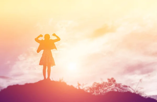 Gelukkige Vrouw Springt Tegen Mooie Zonsondergang Vrijheid Genot — Stockfoto