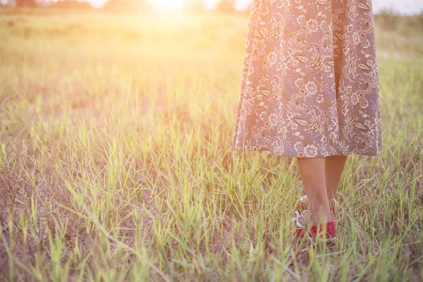 Donna Che Porta Scarpe Quando Stancata Camminare Nella Foresta — Foto Stock