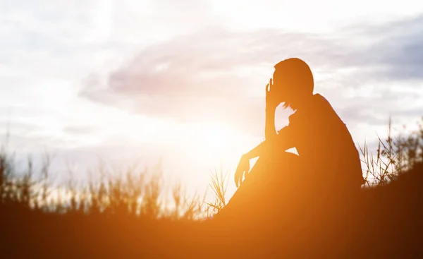 Üzgün Depresif Kadın Yalnız Oturuyor — Stok fotoğraf