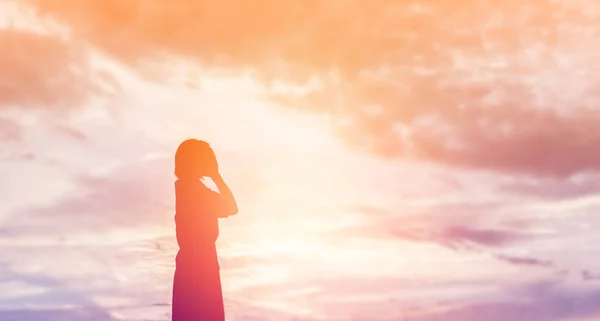 Silhueta Mulher Orando Sobre Fundo Céu Bonito — Fotografia de Stock