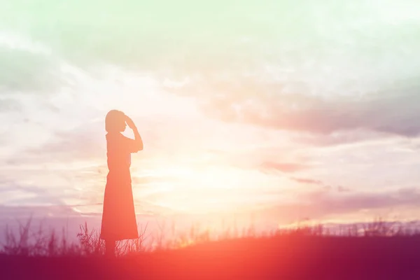 美しい空の背景の上に祈る女性のシルエット — ストック写真