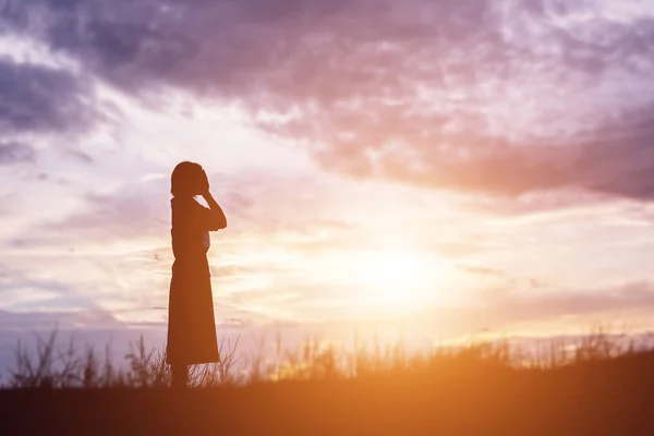 Güzel Bir Arka Plan Için Dua Eden Bir Kadın Silueti — Stok fotoğraf