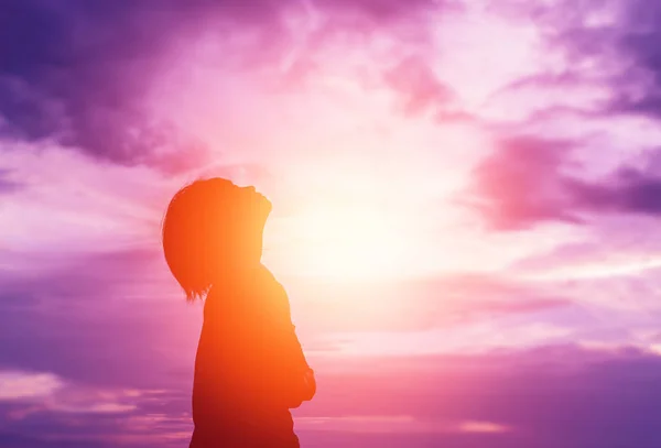 Silueta Mujer Rezando Sobre Hermoso Fondo Del Cielo — Foto de Stock