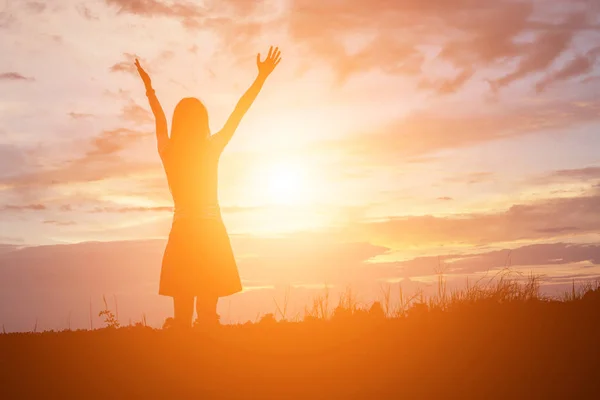 Silhouette Donna Che Prega Uno Sfondo Bellissimo Cielo — Foto Stock