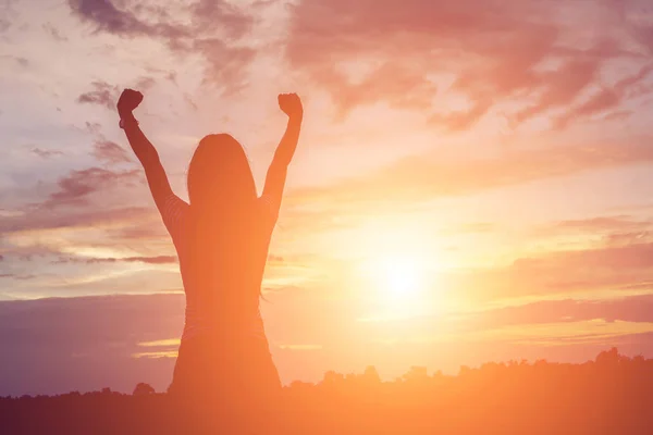 Silhouette Donna Che Prega Uno Sfondo Bellissimo Cielo — Foto Stock