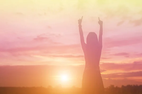 Silhouet Van Vrouw Bidden Prachtige Lucht Achtergrond — Stockfoto