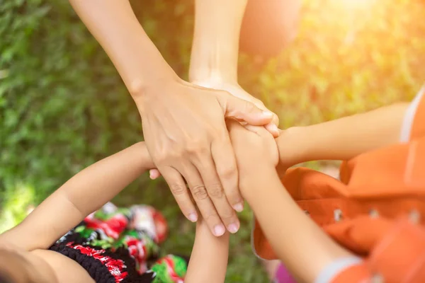 Gelukkig Paar Houden Hand Hand Zonsondergang — Stockfoto