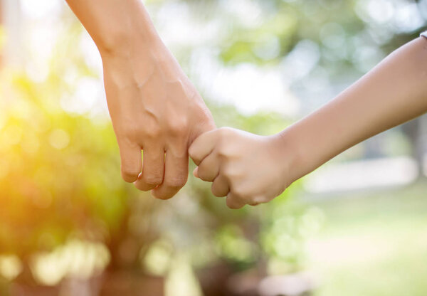 Счастливая пара, держащаяся за руки на закате
