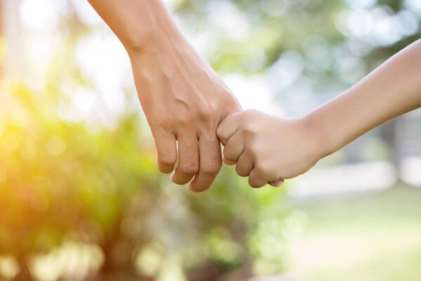 Счастливая пара, держащаяся за руки на закате
