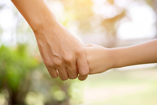 Счастливая пара, держащаяся за руки на закате
