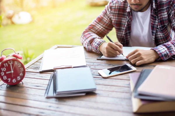 Erkek ve kadın çalışma, iş kavramı arka plan üzerinde grafiklerle belge görüntüsü