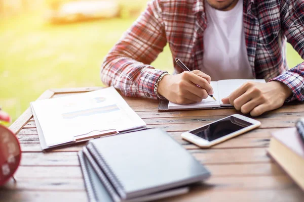 Erkek ve kadın çalışma, iş kavramı arka plan üzerinde grafiklerle belge görüntüsü