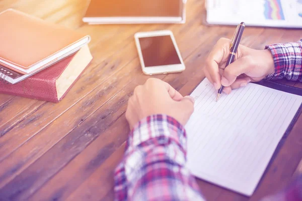 Erkek ve kadın çalışma, iş kavramı arka plan üzerinde grafiklerle belge görüntüsü