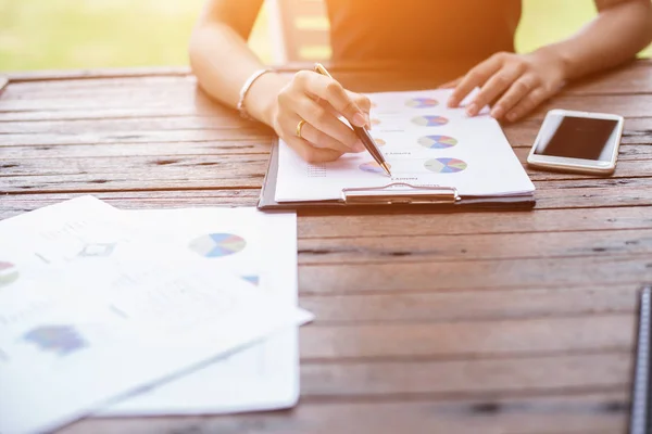 Business Team Som Arbetar Bärbar Dator Medan Sitter Kontoret Affärsmän — Stockfoto