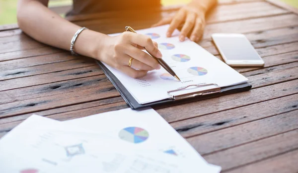 Business Team Som Arbetar Bärbar Dator Medan Sitter Kontoret Affärsmän — Stockfoto