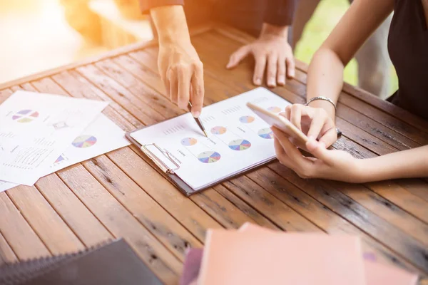 Business Team Som Arbetar Bärbar Dator Medan Sitter Kontoret Affärsmän — Stockfoto