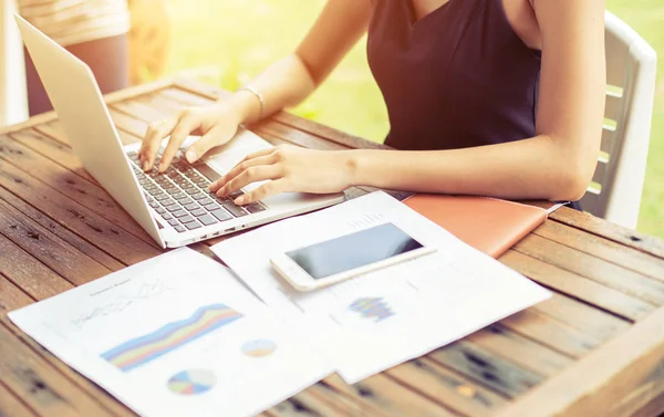 İş ekibi ofiste otururken dizüstü bilgisayarda çalışıyor. İş adamları.