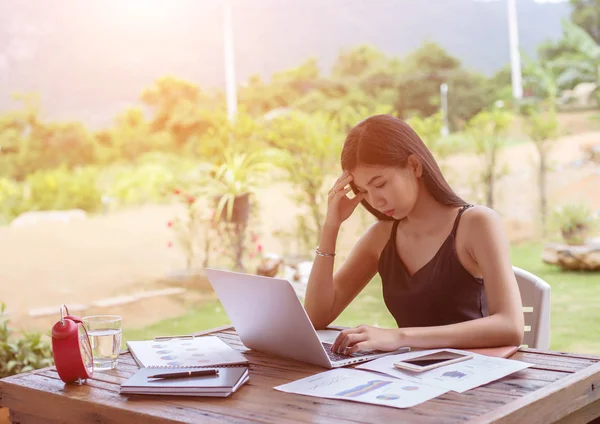 İş ekibi ofiste otururken dizüstü bilgisayarda çalışıyor. İş adamları.