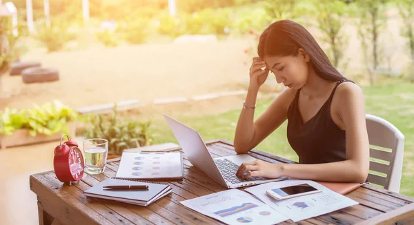 İş ekibi ofiste otururken dizüstü bilgisayarda çalışıyor. İş adamları.