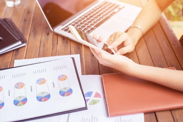 İş ekibi ofiste otururken dizüstü bilgisayarda çalışıyor. İş adamları.