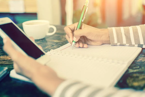 Business Team Som Arbetar Bärbar Dator Medan Sitter Kontoret Affärsmän — Stockfoto