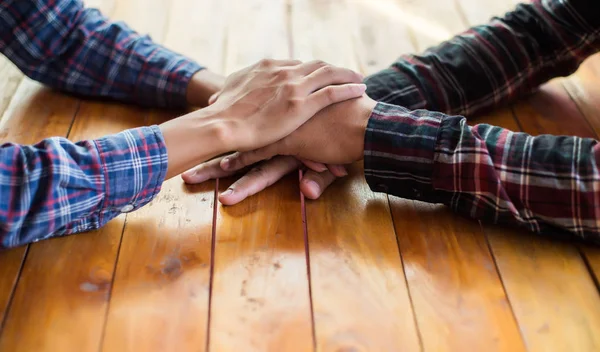 Gün batımında el ele tutuşan mutlu çift