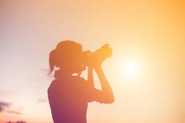 Mujer Nature Fotógrafa Con Cámara Digital Montaña — Foto de Stock