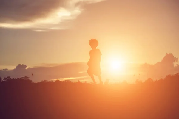 Silhouette Bambino Momenti Della Gioia Del Bambino Sul Tramonto Della — Foto Stock