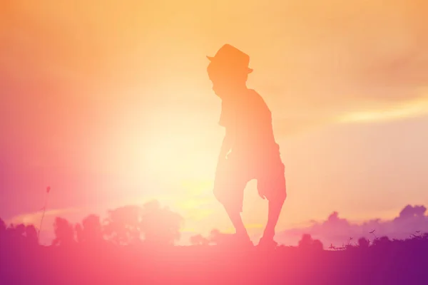 Silueta Niño Momentos Alegría Del Niño Puesta Sol Naturaleza — Foto de Stock