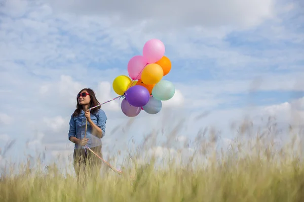 Bella Ragazza Che Salta Con Palloncini Sulla Spiaggia — Foto Stock