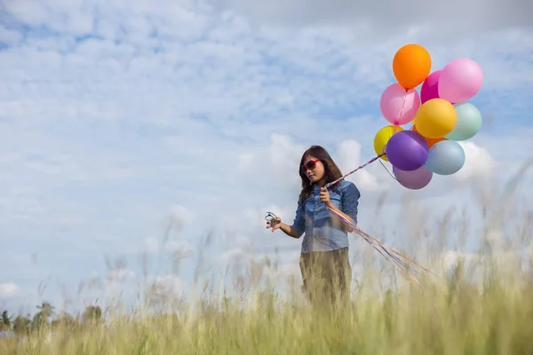 Bella Ragazza Che Salta Con Palloncini Sulla Spiaggia — Foto Stock