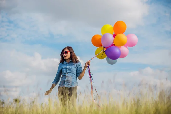 Bella Ragazza Che Salta Con Palloncini Sulla Spiaggia — Foto Stock