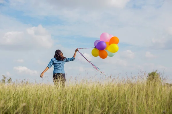 Güzel kız sahilde balonlarla atlama
