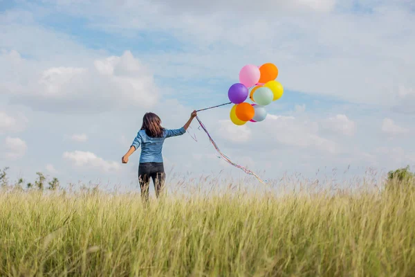 Bella Ragazza Che Salta Con Palloncini Sulla Spiaggia — Foto Stock