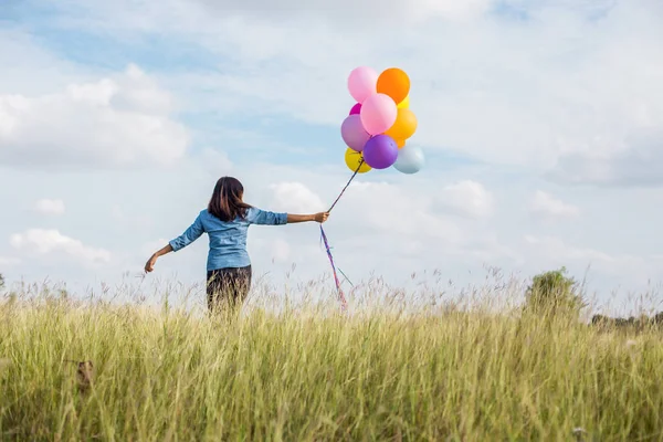 Güzel kız sahilde balonlarla atlama