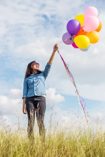 Güzel kız sahilde balonlarla atlama