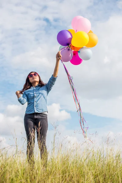 Güzel kız sahilde balonlarla atlama